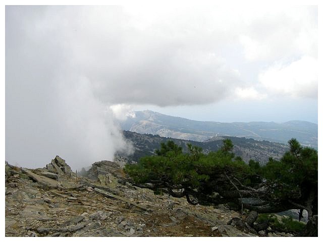 Ypsarion - nejvyšší hora - 1204 m - napůl v mraku